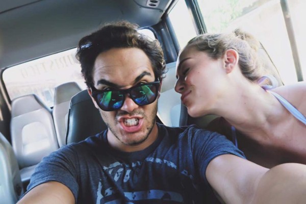 Actor Carlos Pena visita las bellas playas de Roatán