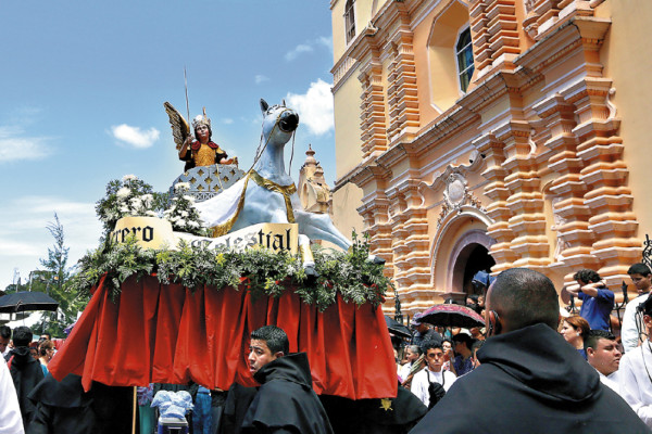 Megapastel, desfiles y carnaval por 435 aniversario de Tegus