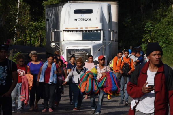 Las tristes imágenes que dejó la segunda gran caravana de hondureños al llegar a la frontera con Guatemala