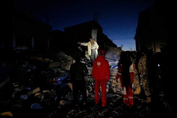 Más de 400 muertos en Irán por un violento sismo
