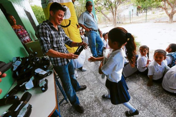 Cambiamos útiles por sonrisas en tres aldeas de El Paraíso