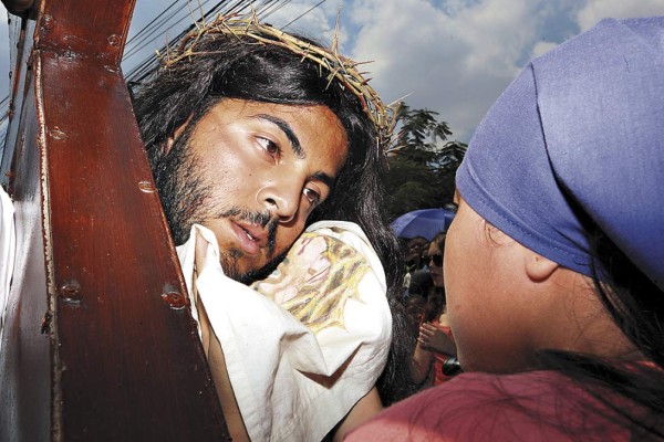 Fe y devoción de hondureños en solemne procesión del Vía Crucis