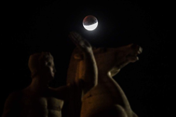 Las hermosas imágenes que dejó el eclipse lunar parcial en varios países del mundo