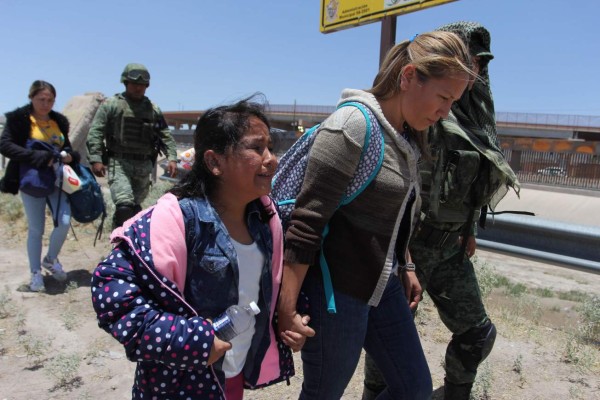 Una niña corre mientras su madre es detenida: las dramáticas imágenes de la captura de migrantes en México