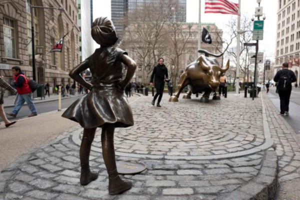Petición para mantener estatua de una niña frente al toro de Wall Street