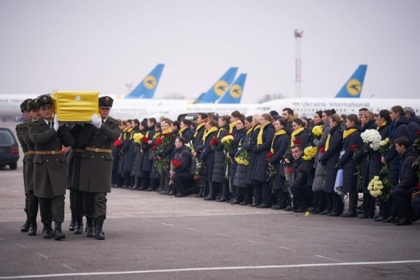 FOTOS: Lágrimas al recibir en Ucrania cuerpos de víctimas de accidente aéreo en Irán