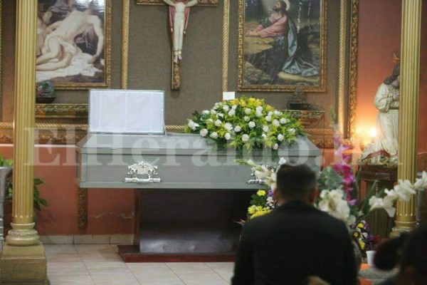 Entre dolor y conmoción velan a estudiante de Sociología