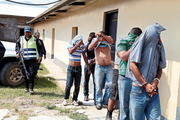 Cae oficial de Policía con arsenal de guerra en el norte de Honduras