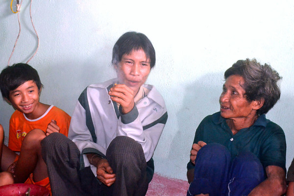 Un padre y un hijo salen de la jungla tras 40 años