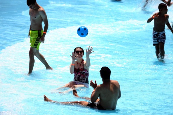 Hermosas sirenas abarrotan balnearios de la capital hondureña