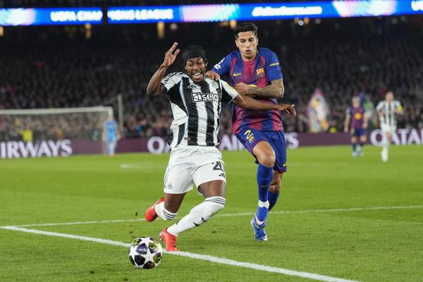 No se vio: A lo Messi, lamento de Yamal, bonito gesto de Raphinha y polémica por penal