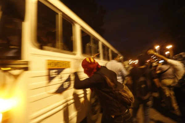 Marcha de las antorchas termina en vandalismo