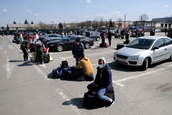 Varios países inician desconfinamiento, pero ninguno abre sus fronteras (FOTOS)