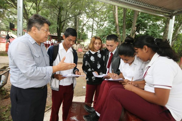 Honduras: Docentes de generaciones destacan en la Escuela Normal Pedro Nufio