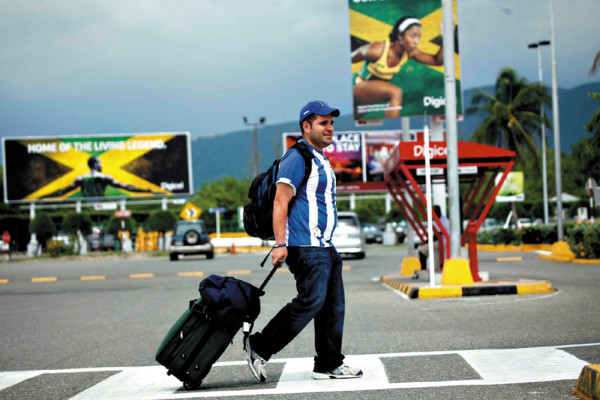 Una lluviosa ciudad de Kingston cobija a la bicolor