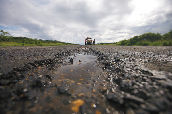 Pista destrozada en Utila pone en riesgo vida de turistas