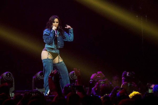 Demi Lovato presume sus prominentes caderas y genera alboroto