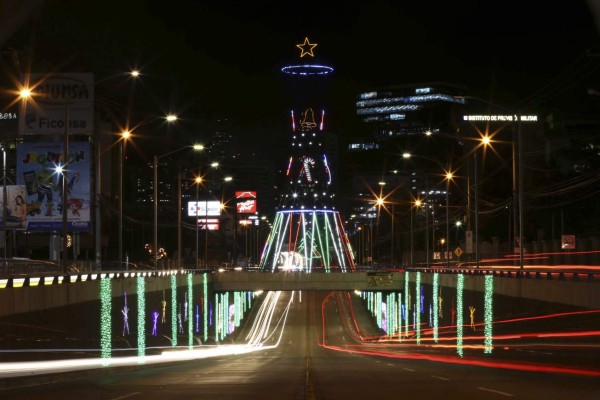 La capital se convierte en una enorme y brillante Villa Navideña
