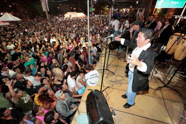 Tegucigalpa celebra hasta el amanecer