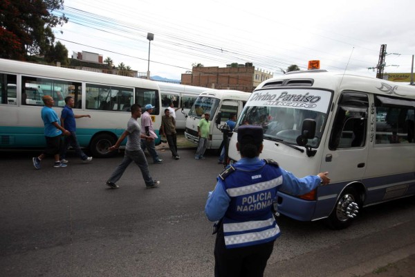 Conductores de buses capitalinos se resisten a cumplir las leyes viales