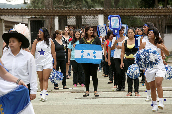VIDEO: Reclusas hondureñas celebran las fiestas patrias