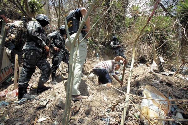 Exhuman cadáver de mujer en cementerio clandestino