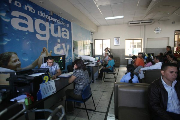 Fuera Luis Eveline del SANAA y asume Junta Interventora