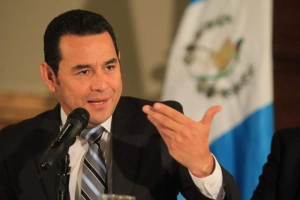 Presidente de Guatemala se retracta y ahora dice que 'hay que respetar la decisión del pueblo hondureño'