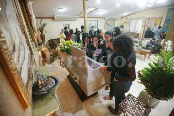 Entre dolor y conmoción velan a estudiante de Sociología