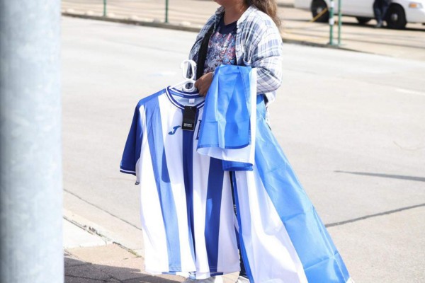 FOTOS: Ambiente catracho afuera del BBVA Compass en Houston