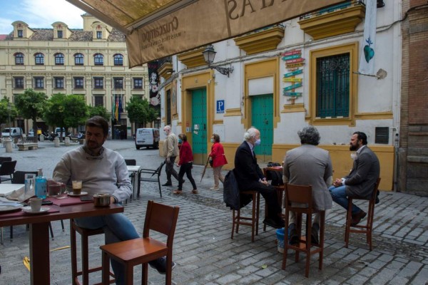 Sol, cerveza y terrazas: España celebra la cautelosa vuelta a la vida