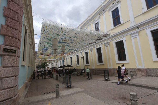 La capital da la bienvenida al verano con un festival en el centro