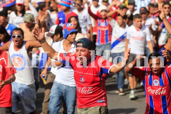 ¡Espectácular llegada de la Ultra Fiel al Estadio Nacional!