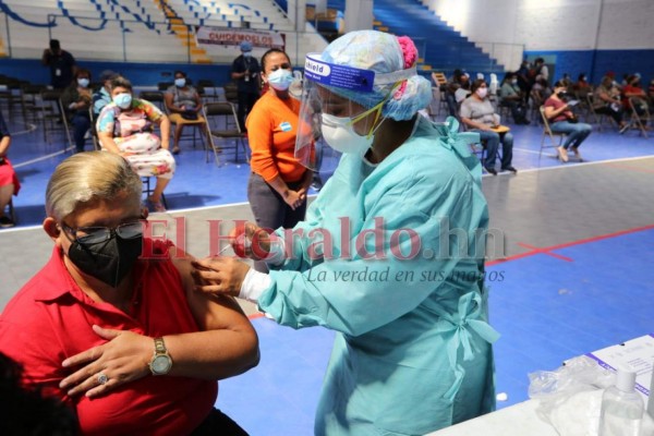 FOTOS: Tercer día consecutivo de inmensas filas por jornada de vacunación en la capital