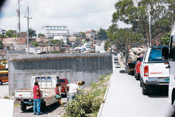 Obra continúa paralizada por falta de acuerdo legal