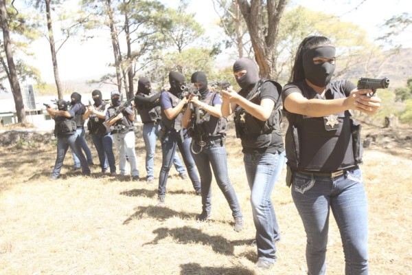 Siluetas femeninas enfrentan el peligro