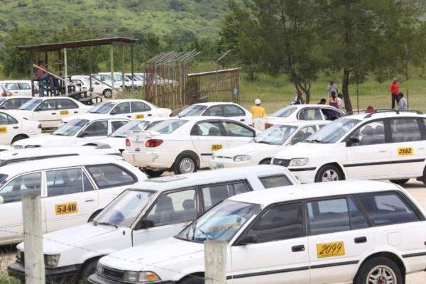Taxistas consideran subir un lempira al pasaje