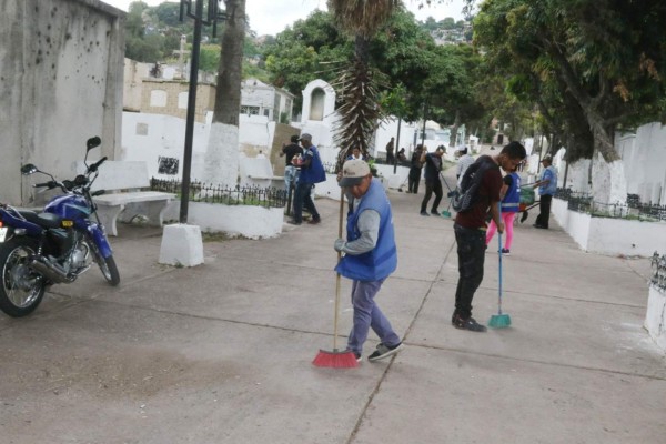 Colmados de flores lucirán cementerios para honrar a los fieles difuntos