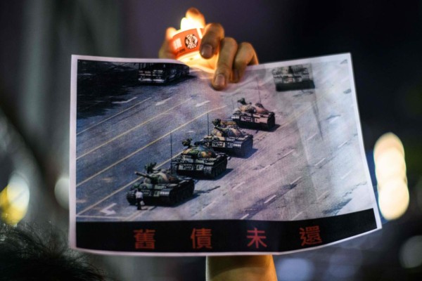 Con velas y en silencio, Hong Kong sale a las calles para recordar la masacre de Tiananmen&nbsp;&nbsp;