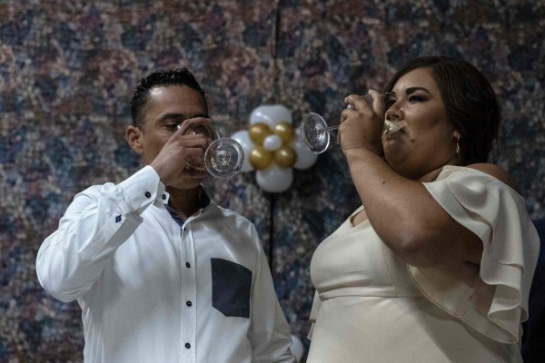 Migrante hondureño se casa en la frontera de México con Estados Unidos