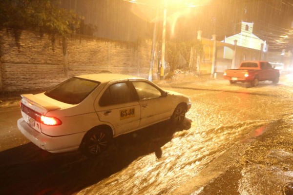 Fotos: Fuertes lluvias azotan calles y avenidas de Tegucigalpa
