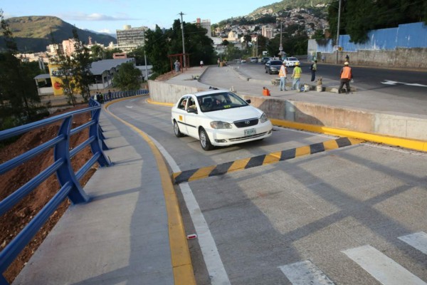 Habilitan vía en el puente Estocolmo de la capital