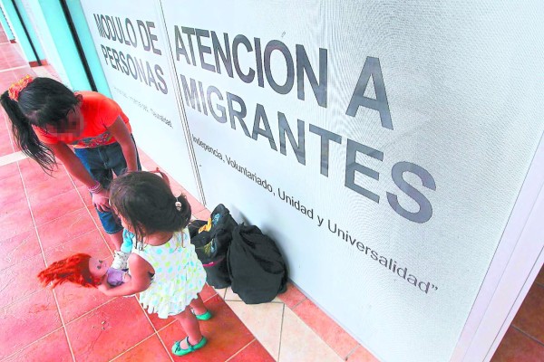Niños abarrotan puntos fronterizos