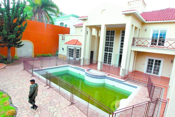 Esposas de exfuncionaros del IHSS dirigían red de testaferros