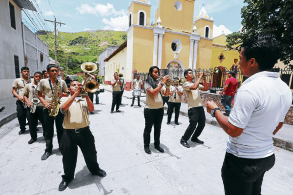Jóvenes preparan fiesta cívica para desfiles patrios