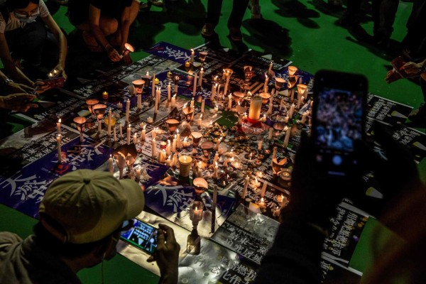 Con velas y en silencio, Hong Kong sale a las calles para recordar la masacre de Tiananmen&nbsp;&nbsp;