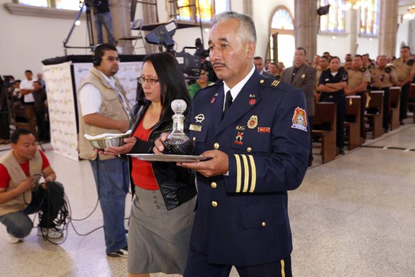 Bomberos confían su vida al amparo maternal de Suyapa