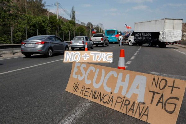 Bloqueos, fogatas y 'renuncia Piñera', el paro nacional de 48 horas en Chile
