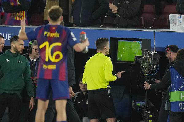 No se vio: A lo Messi, lamento de Yamal, bonito gesto de Raphinha y polémica por penal