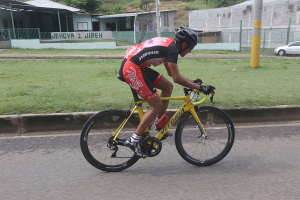 Así fue la llegada de Bryan Mendoza, el ganador Élite de la Sexta Vuelta Ciclística